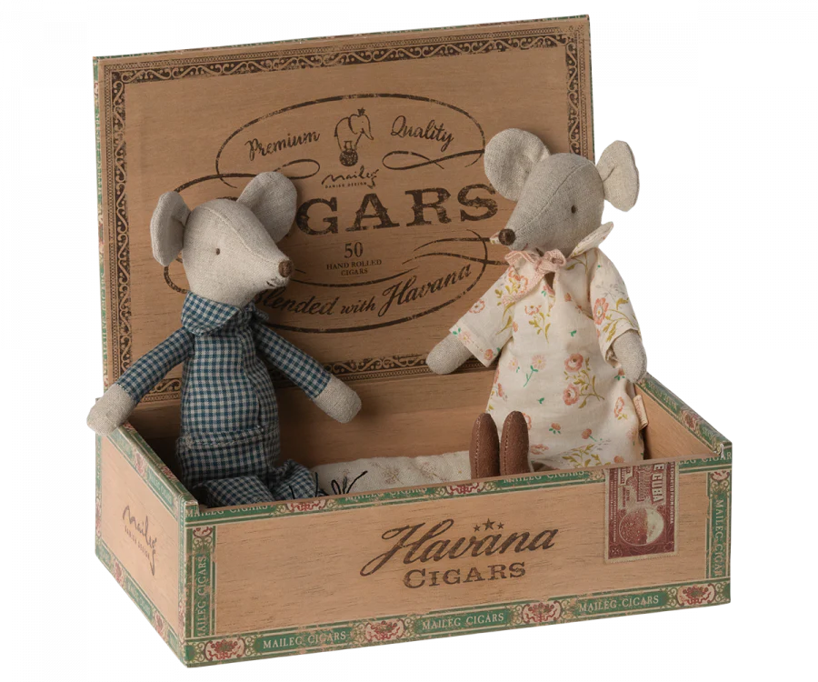 Grandma & Grandpa In Cigarbox