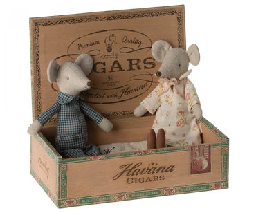 Grandma & Grandpa In Cigarbox